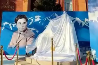 Память о Ермеке Серкебаеве увековечили в Алматы