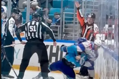 Драка Асетова с Фисенко в матче Барыс-Лада